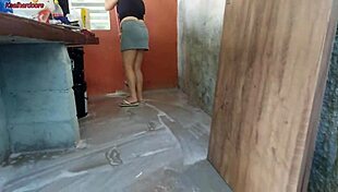 Minha Esposa Saiu E A Empregada Baixinha Gostosa Pegou Meu Pau E Colocou Dentro Dela Na Área De Casa