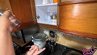 Mi madrastra rubia y yo conversamos en la cocina y terminamos cogiendo 😏.