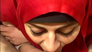 mia niqab shows off her beautiful ass shaking in close up