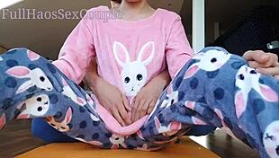 सौतेले पापा एशियन 18+ के छोटे चुचों को सहलाते चूत रगड़ते?