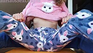 सौतेले पापा एशियन 18+ के छोटे चुचों को सहलाते चूत रगड़ते?