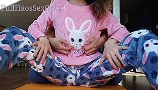 सौतेले पापा एशियन 18+ के छोटे चुचों को सहलाते चूत रगड़ते?