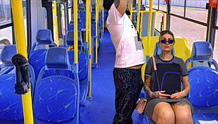 निम्फो पड़ोसी सार्वजनिक बस में मॉन्स्टर लंड को गाग करती है, घुटती हुई और चाटती हुई