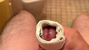 Asian amateur indulges in solo pleasure