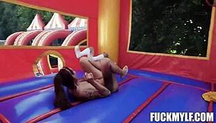 रिक्की का बेला के साथ कार्निवल चुदाई एडवेंचर