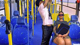 निम्फो पड़ोसी सार्वजनिक बस में मॉन्स्टर लंड को गाग करती है, घुटती हुई और चाटती हुई