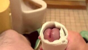 Asian amateur indulges in solo pleasure