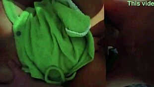 स्टेपमॉम स्टेपसन के लंड से वीर्य निकाल देती