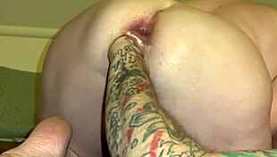 फिस्ट क्वीन चूत में मेरी मुट्ठी चढ़कर मुझे झड़वा देती है