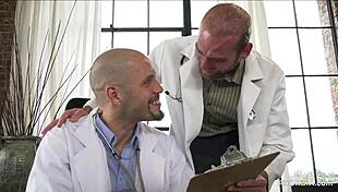 दो डॉक्टरों की कल्पना में खुद और एक दूसरे को चोदती मेगन मेडन