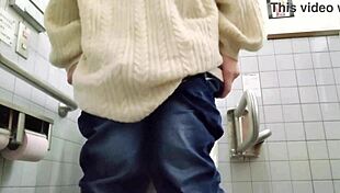 Excited married woman masturbates secretly in toilet!