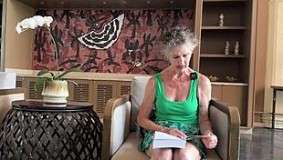 रसीली ब्रिटिश कुंवारी लंदन में अपनी वर्जिनिटी गंवाती हुई