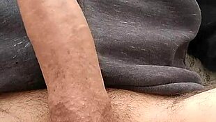 Masturbando gran polla cargada de semen al aire libre