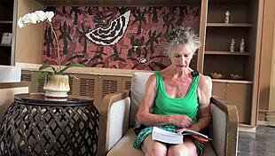 रसीली ब्रिटिश कुंवारी लंदन में अपनी वर्जिनिटी गंवाती हुई