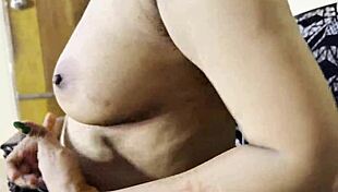 ये स्कूलगर्ल 18+ अपनी चूत में उंगली इतनी तेज क्यों मार रही?