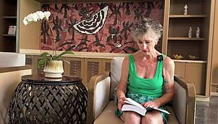 रसीली ब्रिटिश कुंवारी लंदन में अपनी वर्जिनिटी गंवाती हुई