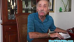 लंड चूसने वाली लातीना बूढ़े आदमी के लंड को खुश करती है!