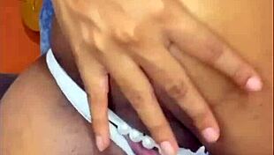 कोलंबियन काली छोरी अपनी तंग गांड चुदवाती है