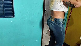 Entiado se empolga massageando sua madrasta com sua bunda maior do brasil ele não contava que seu pai ia chegar