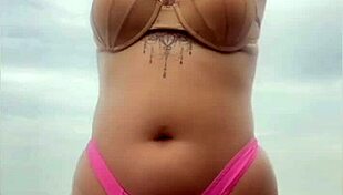 Pedi pra ele por o pau pra fora da bermuda pra ver se esta duro mesmo