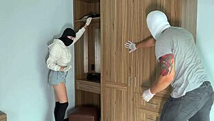 घर में घुसकर उनके बेड पर चुदाई की