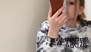 garota tira tenis e mostra pes descalcos