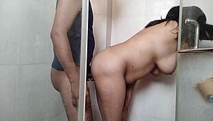 hot saali ki bathroom mein chudai subah ke nashte se pehle