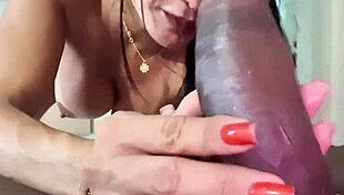 मिल्फ को मॉन्स्टर लंड पर हॉट जीभ चाटना पसंद आया - कमाल!