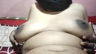 Indian Bhabhi Shows Natural Tits