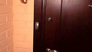 कामुक जोड़ा जोर से चोदता है, कराहते हुए!