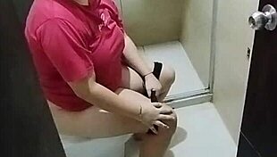 Espié A Mi Hermanastra En El Baño Y Me Obliga A Follarle El Culo Grande?