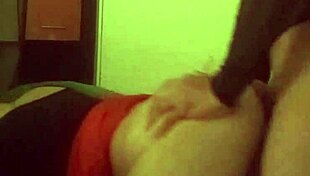 La hermana gemela de mi madrastra es follada por su hijastro hasta que se corre en su boca