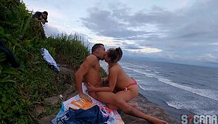 loira gostosa transando na praia escondido