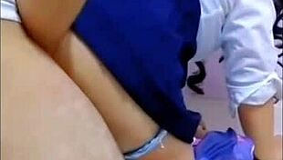 �despu�s de unas chelas la espi� masturb�ndose y me aprovecho para castigarla y cogermela despu�s de clases alumna mexicana se convierte en dep�sito de semen