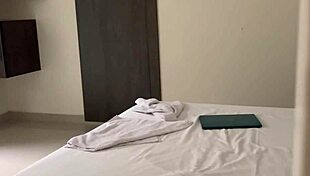 Padrastro Pervertido Encuentra Hijastra Masturbandose Y Cubre Su Culo De Semen