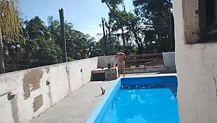 chamei o pedreiro no domingo pra terminar um servi�o na piscina mais fiquei preparada bem putinha esperando logo ele bateu uma punheta e gozou pra mim