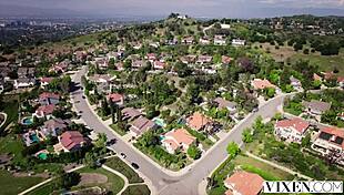 एली नोवा बॉयफ्रेंड को स्पेशल कम गिफ्ट देती