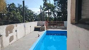 chamei o pedreiro no domingo pra terminar um servi�o na piscina mais fiquei preparada bem putinha esperando logo ele bateu uma punheta e gozou pra mim