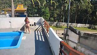 chamei o pedreiro no domingo pra terminar um servi�o na piscina mais fiquei preparada bem putinha esperando logo ele bateu uma punheta e gozou pra mim