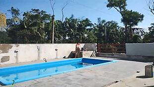 chamei o pedreiro no domingo pra terminar um servi�o na piscina mais fiquei preparada bem putinha esperando logo ele bateu uma punheta e gozou pra mim