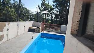 chamei o pedreiro no domingo pra terminar um servi�o na piscina mais fiquei preparada bem putinha esperando logo ele bateu uma punheta e gozou pra mim