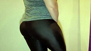 i wet my leggings with pee, gaping my ass