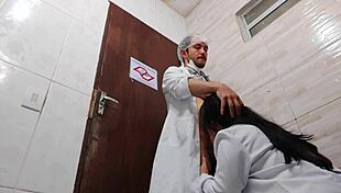 नर्स ने अस्पताल बाथरूम में एशियन डॉक्टर के साथ कंडोम उतार चुदाई की