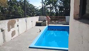 chamei o pedreiro no domingo pra terminar um servi�o na piscina mais fiquei preparada bem putinha esperando logo ele bateu uma punheta e gozou pra mim