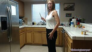 i roleplay as sexy milf in the kitchen