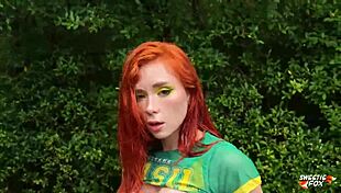 हॉट फिटनेस गर्ल स्वीटी फॉक्स को बाहर रफ डॉगी चुदाई और फुटबॉल पसंद बड़ी गांड