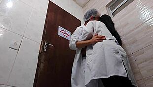 Enfermeira Tira a Camisinha Transando Com Doutor Asiático No Banheiro Do Hospital