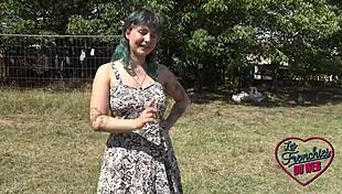 khala une coquine a la chatte serree with fat brunette in outdoor group chat