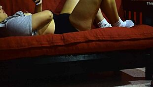 espiando a la vecina masturbarse después del gimnasio