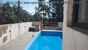 chamei o pedreiro no domingo pra terminar um servi�o na piscina mais fiquei preparada bem putinha esperando logo ele bateu uma punheta e gozou pra mim